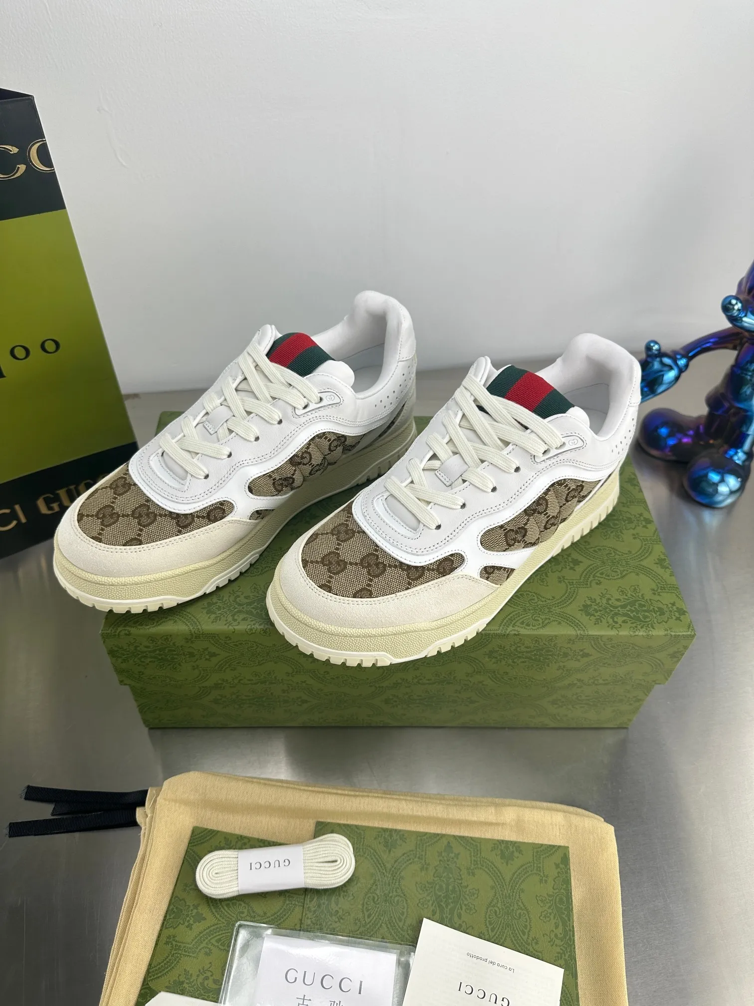 👟👟Ex-factory price 600👟👟 Gucci's latest hot-selling series of high and low-cut distressed couple's sneakers are shipped. The original version is purchased, developed and manufactured. This high-low top sneaker adopts a basketball-style silhouette design, cleverly integrated with hollow panels and distressed effects, showing its unique ingenuity. The ingenuity incorporates brand logo details such as interlocking Double G styling accessories and Gucci lettering, a low-key tribute to the brand's design heritage. Exquisite packaging at the delivery counter 🛍📦 ▪️ Fabric: Original customized imported first-layer cowhide ▪️ Inner lining: Imported first-layer cowhide ▪️ Sole: Original molded TPU sole ▪️ Sole thickness: 3cm ▪️ Size: Women's 35-41 Men's 38-46 (Female 41 Men's 38 46 customized)